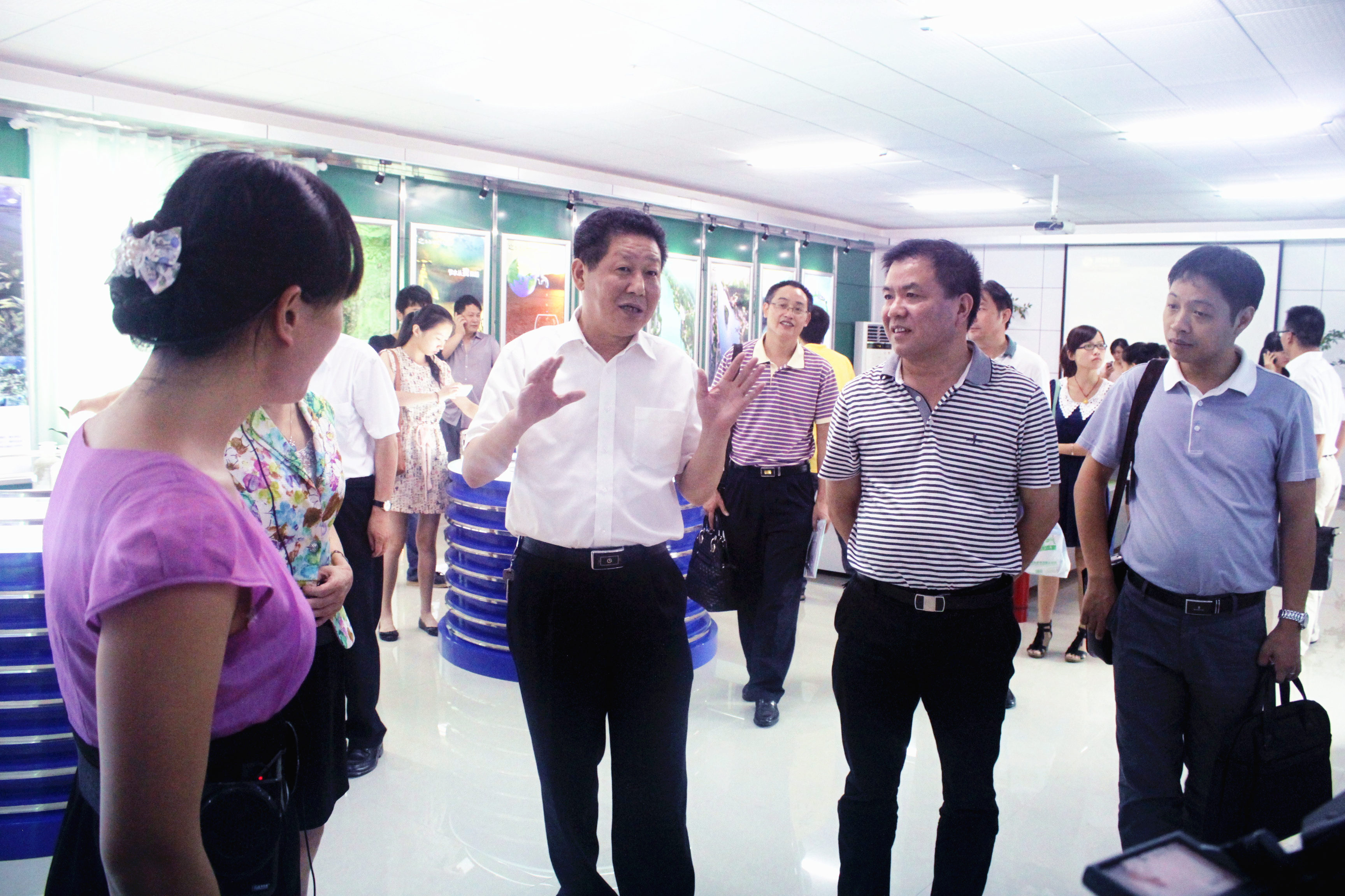 2012年8月，省委宣傳部紀檢組長肖君華在時任市委常委，宣傳部部長錢德喜的帶領(lǐng)下蒞臨公司視察.JPG